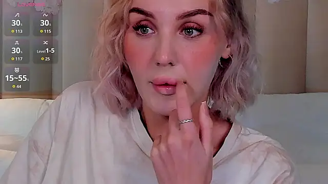 Snapshot of LianaFord chatting on 10/12/25, 11:04 LianaFord online show from 10/12/25, 11:04