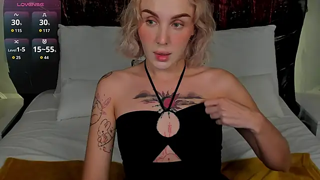 Snapshot of LianaFord chatting on 10/18/25, 08:53 LianaFord online show from 10/18/25, 08:53