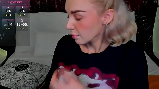 Snapshot of LianaFord chatting on 10/24/25, 11:45 LianaFord online show from 10/24/25, 11:45