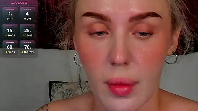 Snapshot of LianaFord chatting on 10/25/25, 08:03 LianaFord online show from 10/25/25, 08:03