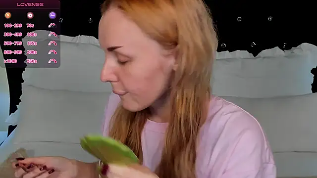 Snapshot of LianaFord chatting on 11/25/25, 08:20 LianaFord online show from 11/25/25, 08:20