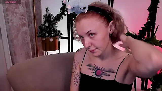 Snapshot of LianaFord chatting on 12/13/25, 09:53 LianaFord online show from 12/13/25, 09:53