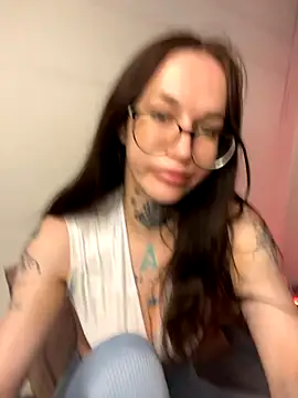 Snapshot of SarahLust chatting on 11/24/25, 10:53 SarahLust online show from 11/24/25, 10:53