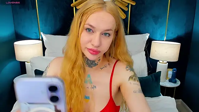 Snapshot of SarahLust chatting on 05/16/26, 12:15 SarahLust online show from 05/16/26, 12:15