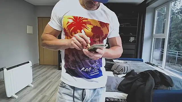 Snapshot of samricci21 chatting on 12/14/25, 04:23 samricci21 online show from 12/14/25, 04:23