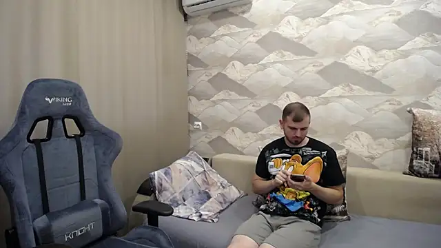 Snapshot of SerzhKorol1 chatting on 09/17/25, 01:13 SerzhKorol1 online show from 09/17/25, 01:13
