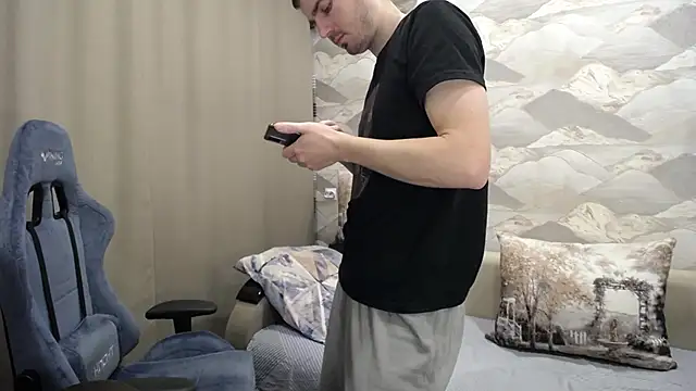 Snapshot of SerzhKorol1 chatting on 11/14/25, 04:55 SerzhKorol1 online show from 11/14/25, 04:55