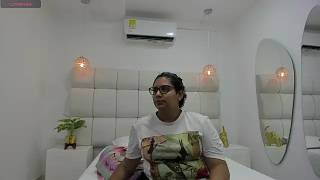 DanielleEvans  online show from 10/31/25, 11:22