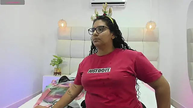 DanielleEvans  online show from 12/01/25, 11:26