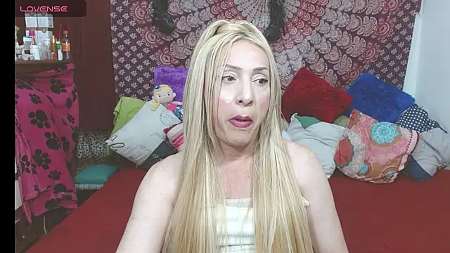 Snapshot of elena_evans chatting on 09/30/25, 04:01 elena evans online show from 09/30/25, 04:01