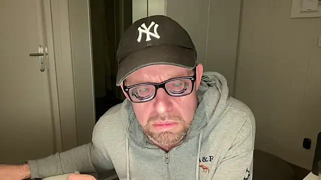 Snapshot of FABIOGLASSES chatting on 09/26/25, 09:08 FABIOGLASSES online show from 09/26/25, 09:08