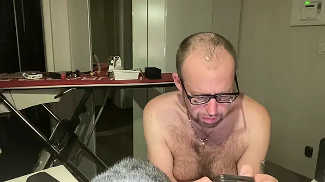 Snapshot of FABIOGLASSES chatting on 10/06/25, 08:39 FABIOGLASSES online show from 10/06/25, 08:39