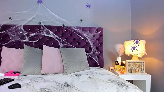 Snapshot of MauraGray chatting on 10/29/25, 08:43 MauraGray online show from 10/29/25, 08:43