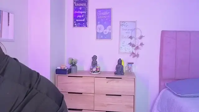 bluee hazell online show from 10/02/25, 12:12