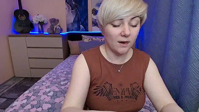 Snapshot of BlondPearl chatting on 05/25/26, 07:53 BlondPearl online show from 05/25/26, 07:53