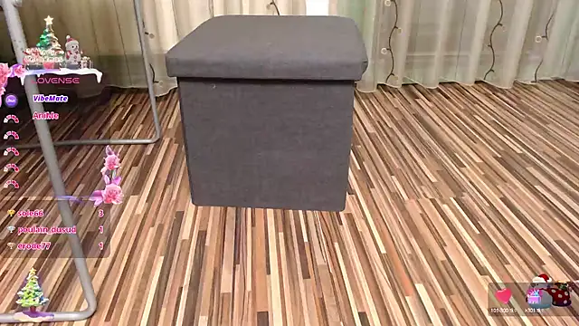 Snapshot of lovingfeetheels chatting on 12/17/24, 08:56 lovingfeetheels online show from 12/17/24, 08:56