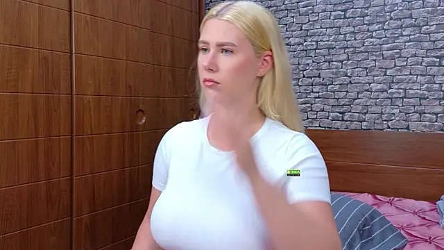 CuteBlondeMe online show from 06/18/26, 03:49
