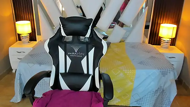 Snapshot of Linda4Petite chatting on 09/16/25, 06:31 Linda4Petite online show from 09/16/25, 06:31