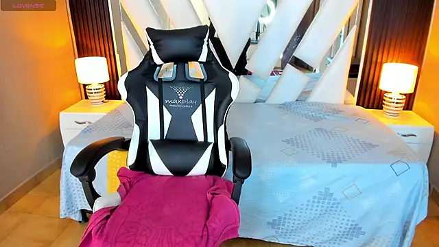 Snapshot of Linda4Petite chatting on 09/23/25, 06:22 Linda4Petite online show from 09/23/25, 06:22