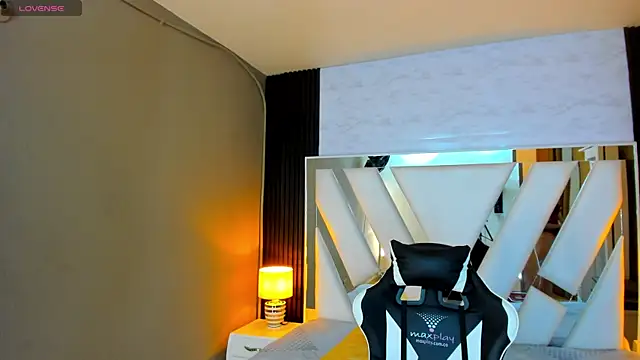 Snapshot of Linda4Petite chatting on 09/28/25, 01:27 Linda4Petite online show from 09/28/25, 01:27