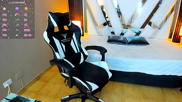 Snapshot of Linda4Petite chatting on 10/04/25, 06:06 Linda4Petite online show from 10/04/25, 06:06