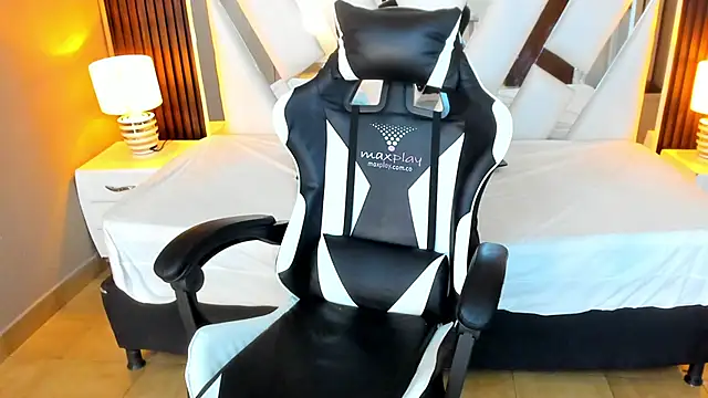 Snapshot of Linda4Petite chatting on 10/08/25, 06:05 Linda4Petite online show from 10/08/25, 06:05