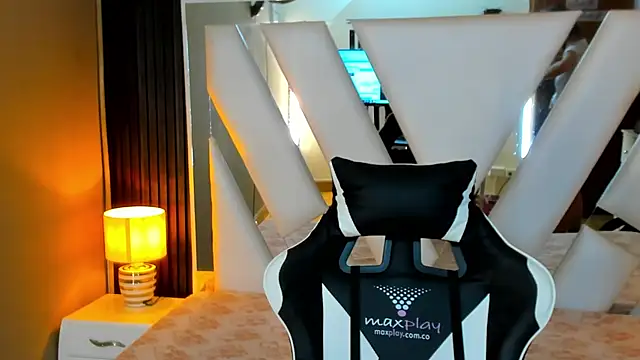 Snapshot of Linda4Petite chatting on 10/11/25, 06:50 Linda4Petite online show from 10/11/25, 06:50