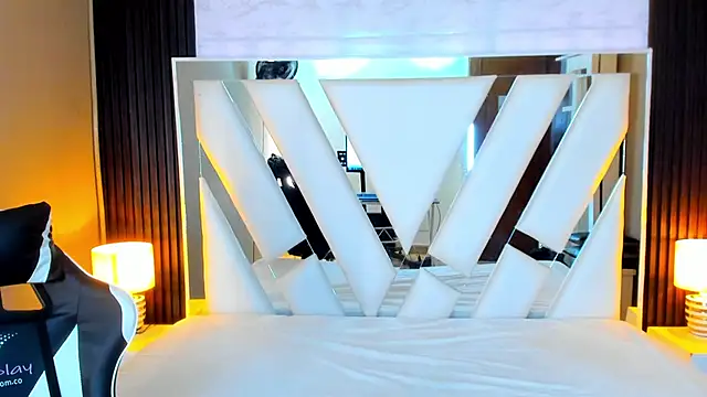 Snapshot of Linda4Petite chatting on 10/13/25, 06:08 Linda4Petite online show from 10/13/25, 06:08