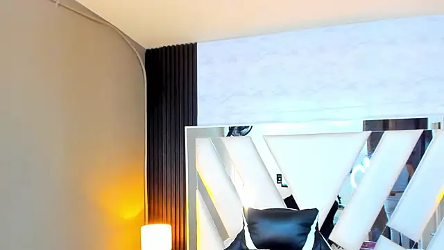 Snapshot of Linda4Petite chatting on 10/15/25, 06:08 Linda4Petite online show from 10/15/25, 06:08