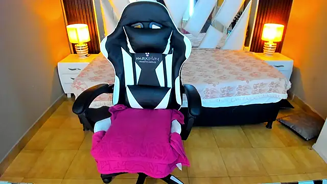 Snapshot of Linda4Petite chatting on 10/17/25, 05:59 Linda4Petite online show from 10/17/25, 05:59