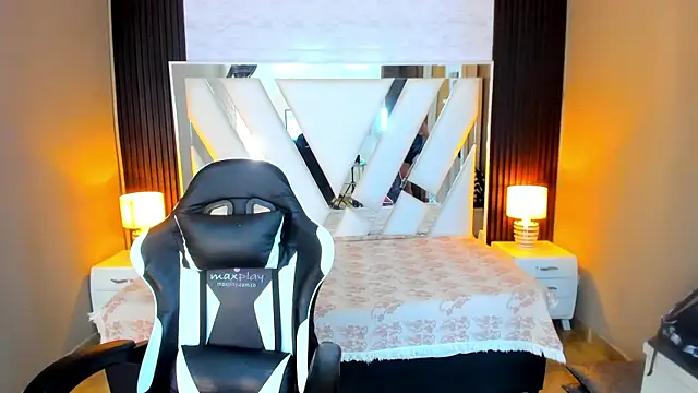 Snapshot of Linda4Petite chatting on 10/20/25, 06:19 Linda4Petite online show from 10/20/25, 06:19