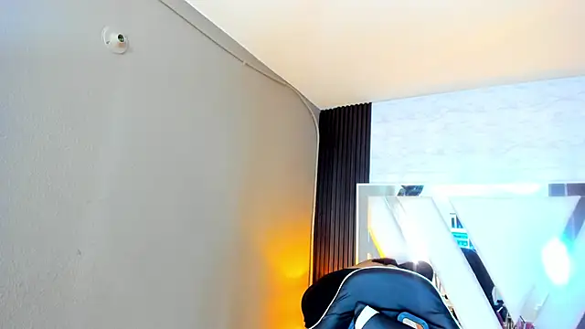 Snapshot of Linda4Petite chatting on 10/21/25, 06:19 Linda4Petite online show from 10/21/25, 06:19