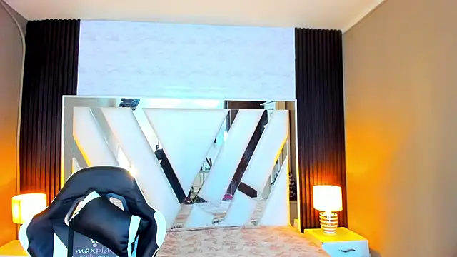 Snapshot of Linda4Petite chatting on 10/22/25, 06:18 Linda4Petite online show from 10/22/25, 06:18