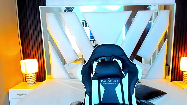 Snapshot of Linda4Petite chatting on 10/24/25, 06:15 Linda4Petite online show from 10/24/25, 06:15