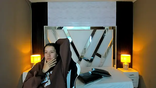 Snapshot of Linda4Petite chatting on 10/26/25, 01:06 Linda4Petite online show from 10/26/25, 01:06