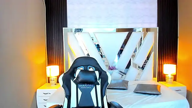 Snapshot of Linda4Petite chatting on 10/28/25, 06:10 Linda4Petite online show from 10/28/25, 06:10