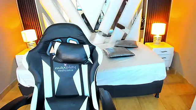 Snapshot of Linda4Petite chatting on 10/29/25, 05:58 Linda4Petite online show from 10/29/25, 05:58