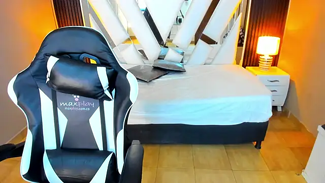 Snapshot of Linda4Petite chatting on 10/31/25, 06:09 Linda4Petite online show from 10/31/25, 06:09