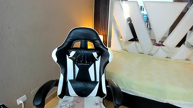 Linda4Petite online show from 05/27/26, 06:27