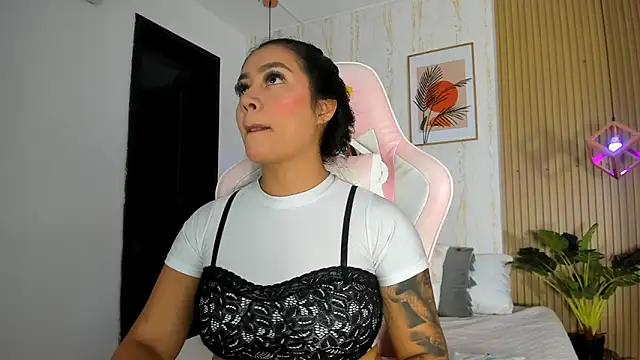 Snapshot of CameronCollins_ chatting on 10/31/25, 07:37 CameronCollins online show from 10/31/25, 07:37