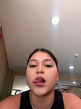 lunablossom  online show from 12/31/24, 06:35