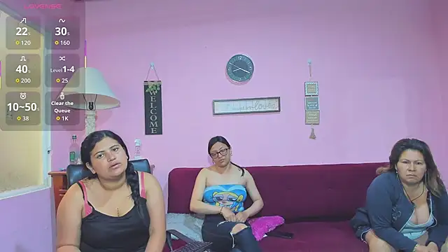 Snapshot of lesbiancuple chatting on 10/06/25, 01:19 lesbiancuple online show from 10/06/25, 01:19