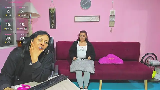 Snapshot of lesbiancuple chatting on 10/13/25, 01:05 lesbiancuple online show from 10/13/25, 01:05
