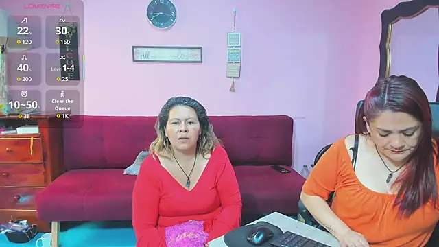 Snapshot of lesbiancuple chatting on 10/24/25, 01:40 lesbiancuple online show from 10/24/25, 01:40