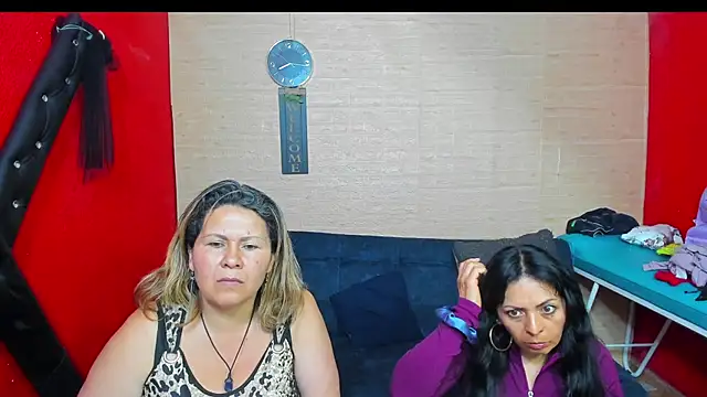 Snapshot of lesbiancuple chatting on 10/29/25, 01:19 lesbiancuple online show from 10/29/25, 01:19