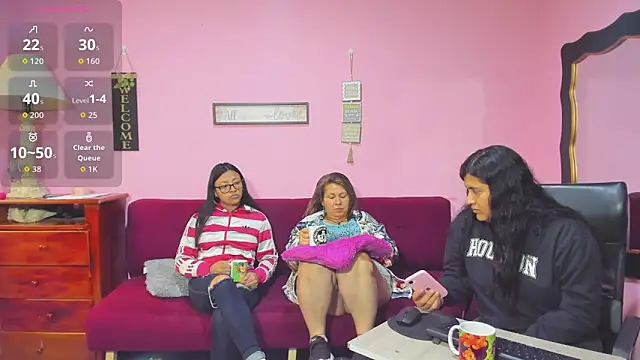 Snapshot of lesbiancuple chatting on 11/19/25, 01:33 lesbiancuple online show from 11/19/25, 01:33
