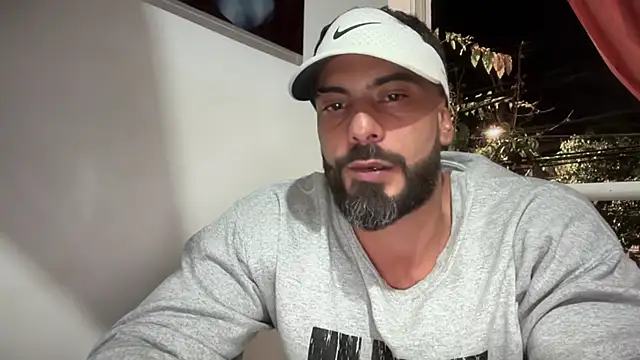 Snapshot of romeolovedark chatting on 10/13/25, 02:44 romeolovedark online show from 10/13/25, 02:44