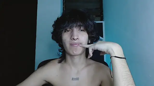 Snapshot of littlextreme chatting on 05/17/26, 12:52 littlextreme online show from 05/17/26, 12:52