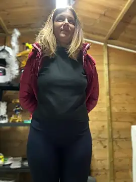 Snapshot of DaisyVibesss chatting on 12/08/24, 04:18 DaisyVibesss online show from 12/08/24, 04:18