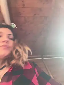 Snapshot of DaisyVibesss chatting on 12/23/24, 02:07 DaisyVibesss online show from 12/23/24, 02:07